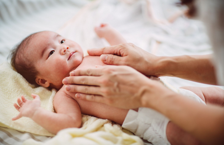 Huong-dan-chi-tiet-cach-massage-cho-be-dung-chuan