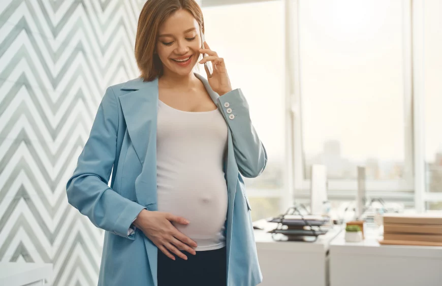 charming-pregnant-woman-talking-on-cellphone-at-wo-2023-11-27-04-59-48-utc